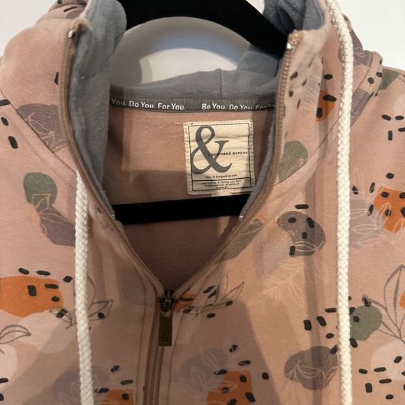 Half zip light weight pull over soft stretch like material - Picture 3 of 3